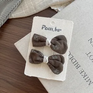 Dettaglio di fermagli per capelli floreali marroni con pizzo su carta da imballaggio