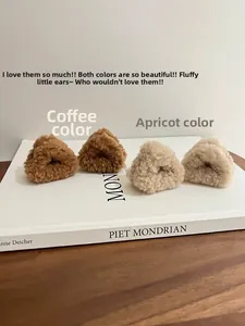 Détail de pinces à cheveux oreilles de chat en peluche marron et beige en laine d'agneau