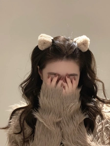 Détail de pinces à cheveux oreilles de chat en peluche kaki sur un mannequin
