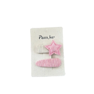 Süßes Set aus rosa und weißen Stern- und Oval-Stoff-Haarspangen auf Displaykarte für Mädchen
