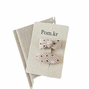 Gelbe Stoff-Haarspangen mit Polka-Dots und Schleife für Mädchen auf Displaykarte