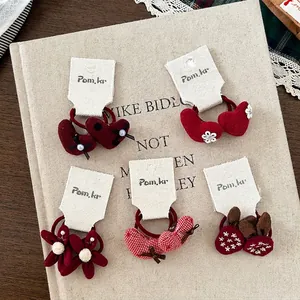 Set di elastici rossi stile coreano con fiori e cuori per bambine su libro d'epoca