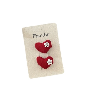 Simpatiche mollette per capelli a cuore rosso con fiori bianchi per bambine