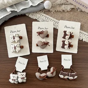 Lot de barrettes à cheveux ours brun et cœur rayé sur carte pour petites filles