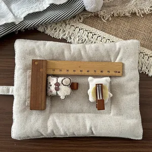 Détail d'une pince à cheveux ours en peluche avec nœud marron et mesures