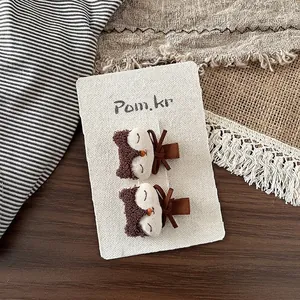 Détail d'un lot de barrettes à cheveux renard en tricot fait main sur carte