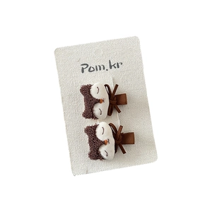 Barrettes peluche animal marron pour filles avec nœud sur carte de présentation