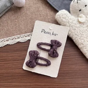 Détails de pinces à cheveux nuds en tissu violet foncé avec motifs d'étoiles sur carte