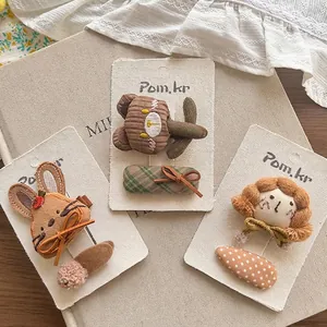 Lot de barrettes brodées lapin et ours pour filles sur un joli fond de dentelle blanche