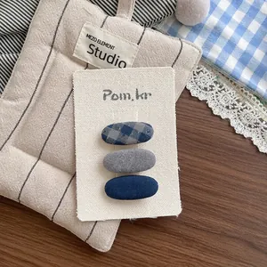 Détail d'un ensemble de barrettes en tissu de style coréen à carreaux bleus
