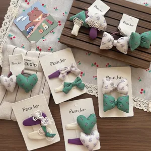 Set de pinzas para el cabello para niñas en tela con flores y lazos en lila y verde