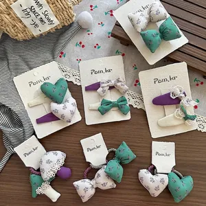 Set de pinzas y gomas de pelo para niñas con lazos y corazones de tela con flores