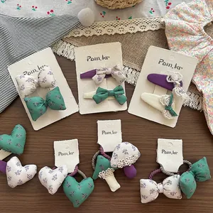 Set de pinzas para el pelo de tela para niñas con corazones y lazos en verde y morado vintage