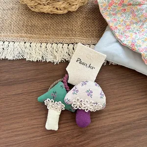 Detalle de accesorios para el cabello de setas de tela hechos a mano con encaje blanco
