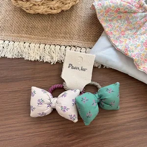 Detalle de lazos para el pelo en algodón floral con cuerda elástica y embalaje rústico