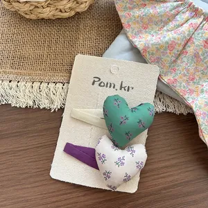Pinzas para el pelo de tela con corazones florales para niñas en tonos verde y crema