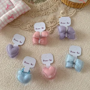 Set d'accessoires cheveux pour bambins avec nœuds en cœur et perles sur présentoir