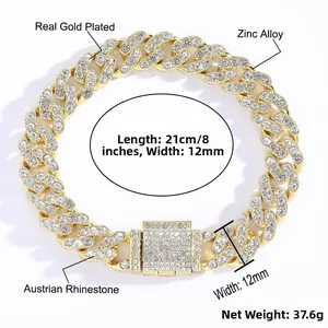 Dettaglio della catena cubana placcata oro 12mm con strass austriaci scintillanti