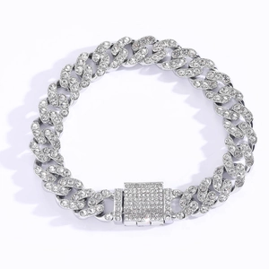 Dettaglio del bracciale cubano da 12mm in argento con cristalli incastonati e chiusura