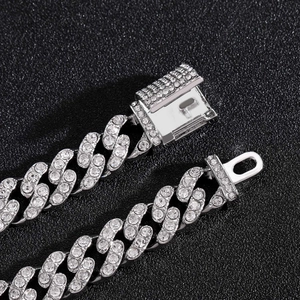 Dettaglio della chiusura di sicurezza su una catena cubana d'argento da 12 mm con strass
