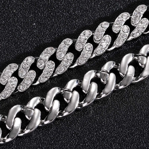 Dettaglio macro della catena cubana hip hop argento con strass scintillanti