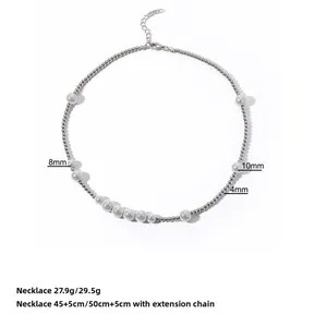 Détail du collier de perles montrant des perles de 4mm, 8mm, 10mm et fermoir mousqueton