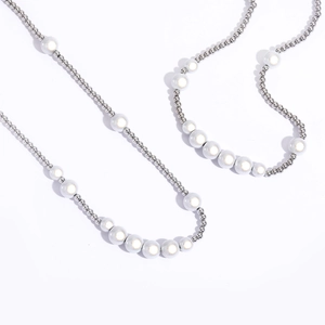 Collier minimaliste en perles réfléchissantes en acier inoxydable avec des billes d'argent