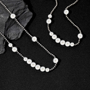 Collier minimaliste en perles et acier inoxydable pour hommes et femmes sur fond noir