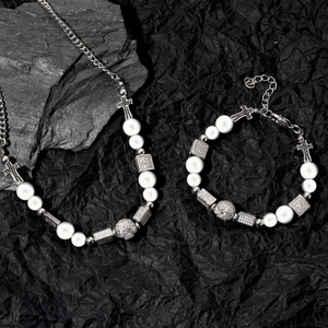 Gothic-Punk-Set aus Perlenhalskette und Armband mit Totenkopf- und Kreuzanhängern