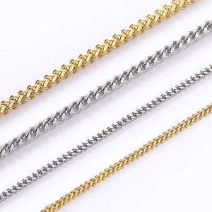 Détail macro de chaînes en or et argent montrant les textures et la structure des maillons