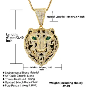 Vue détaillée du pendentif tête de tigre hip hop avec zircons blancs, taille 61mm par 36mm