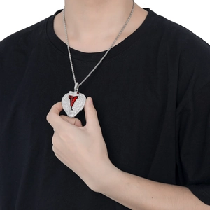 Hip-Hop-Herzanhänger mit weißen Zirkonia und rotem V-Akzent an silberner Kordelkette