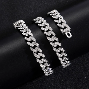 Dettaglio della catena cubana argento da 12 mm con cristalli e fibbia sicura