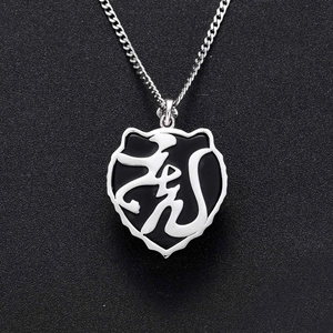 Pendentif tigre bouclier hip hop avec émail noir et chaîne cubaine en argent pour homme