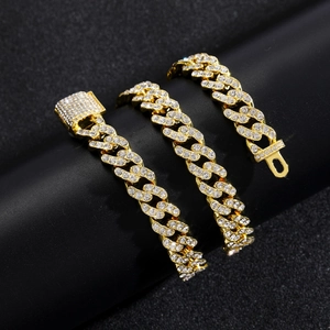 Dettaglio della catena Cuban 12mm dorata con strass incastonati su espositore nero
