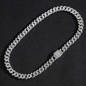 Dettaglio catena cubana argento 12mm con strass luccicanti e chiusura a incastro quadrata