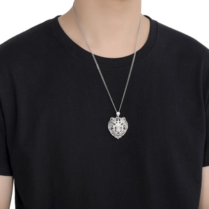 Détail du pendentif tigre en argent avec cristaux blancs et yeux en zircon vert sur modèle