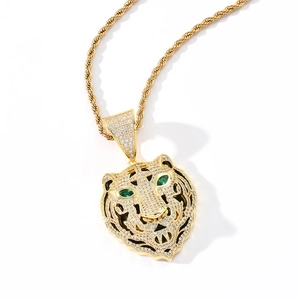 Vue détaillée du pendentif tigre hip hop avec zircons sertis et placage à l'or