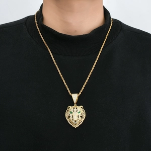 Détail d'un pendentif tête de tigre hip-hop en or avec zircons porté par un mannequin