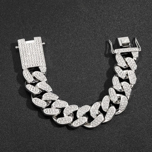 Λεπτομέρεια από βραχιόλι Cuban link 20mm με κρύσταλλα και ασφαλές κούμπωμα κουτιού