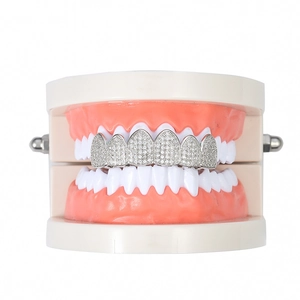 Μπροστινή όψη hip hop grillz με ασημένια επίστρωση και λευκά ζιργκόν με micro-pave