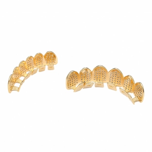 Λεπτομερής όψη χρυσών grillz hip hop με αστραφτερή μικρο-στρώση από ζιργκόν