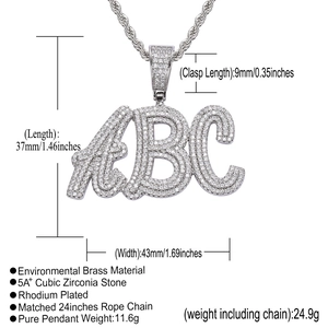 Détail macro du pendentif lettres ABC argenté avec des pierres de zircone 5A+