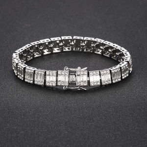 Dettaglio del bracciale tennis in argento con diamanti taglio baguette e chiusura box