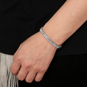 Detail eines 7mm Hip-Hop Tennisarmbands mit rechteckigen Zirkonia am Handgelenk
