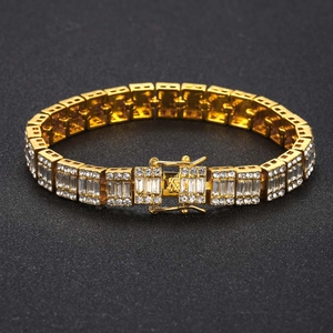 Dettaglio catena cubana 10mm dorata con zirconi baguette e chiusura di sicurezza