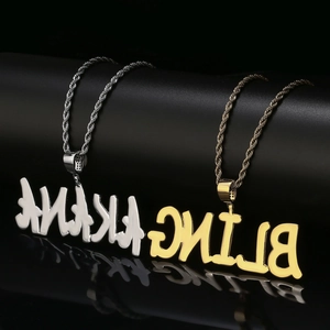 Détail des pendentifs hip hop BLING KING or et argent sur chaînes torsadées et reflets