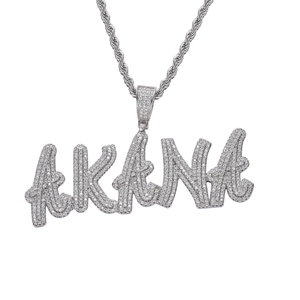 Pendentif lettre AKANA style hip hop avec cristaux pavés sur une chaîne torsadée argent