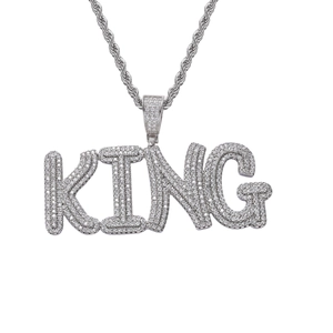 Détail du pendentif KING argenté serti de zircons avec une chaîne maille corde