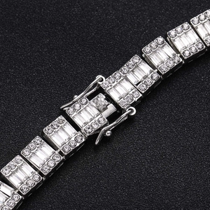 Dettaglio macro della collana tennis in zircone argento con chiusura pieghevole sicura